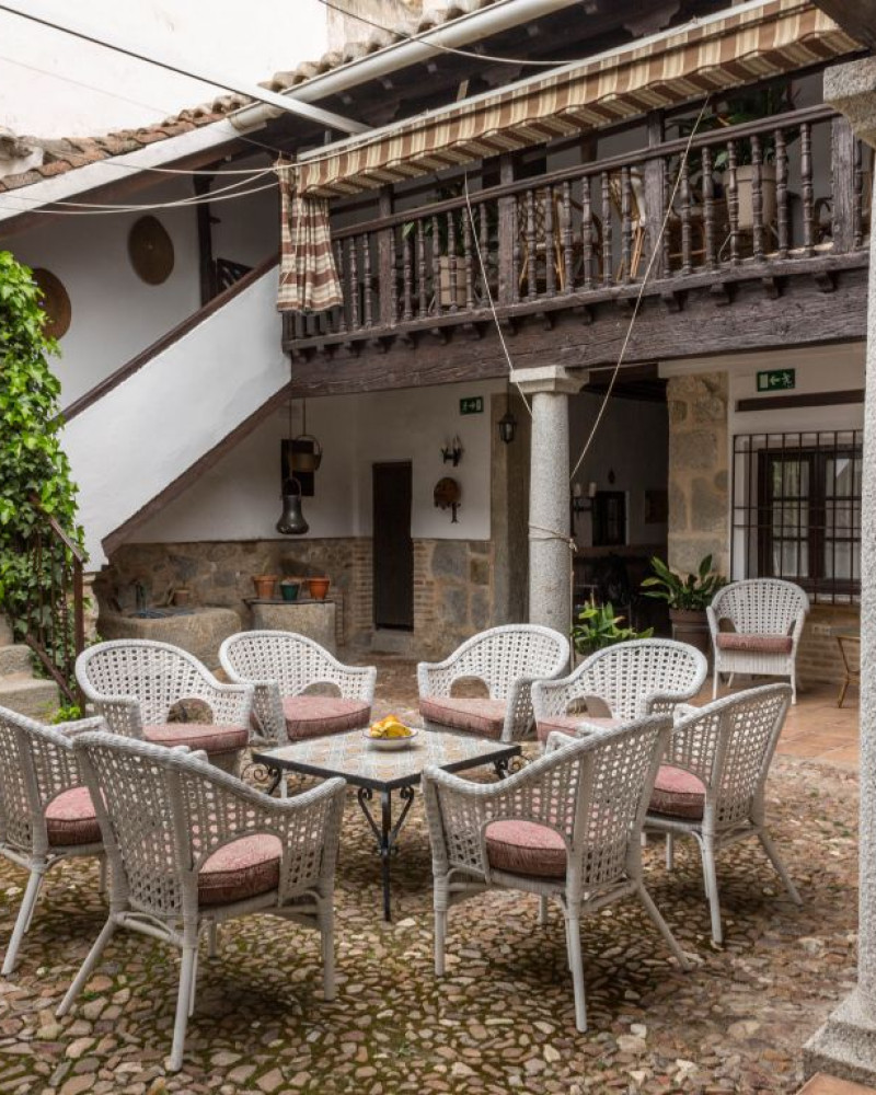 EL PLACER DE CONVERSAR EN UN PATIO CASTELLANO