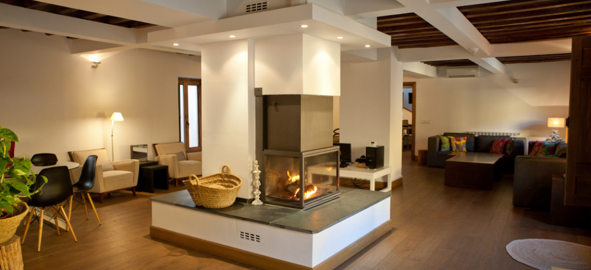 Villa Cornelius Full Rental Cottage Fireplace