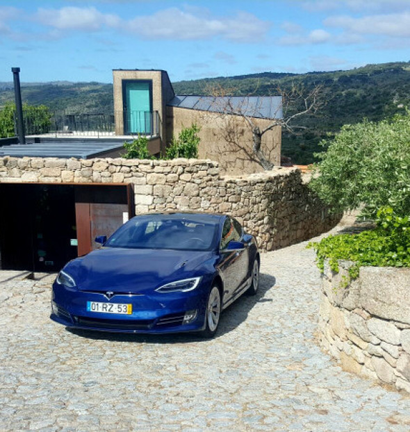 Hoteles con cargador de coches eléctricos genéricos y Tesla