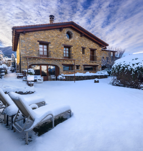 Ländliche Häuser im Schnee Hotels und Hütten im Schnee Spanien