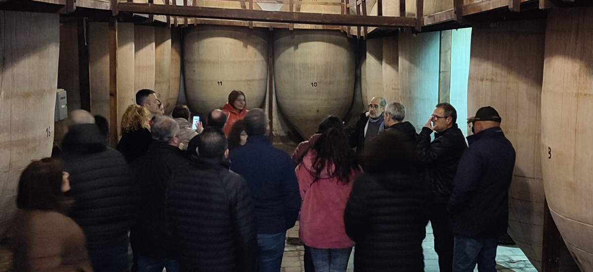 Ökologischer Weintourismus: Verkostung in einer handwerklichen Weinkellerei