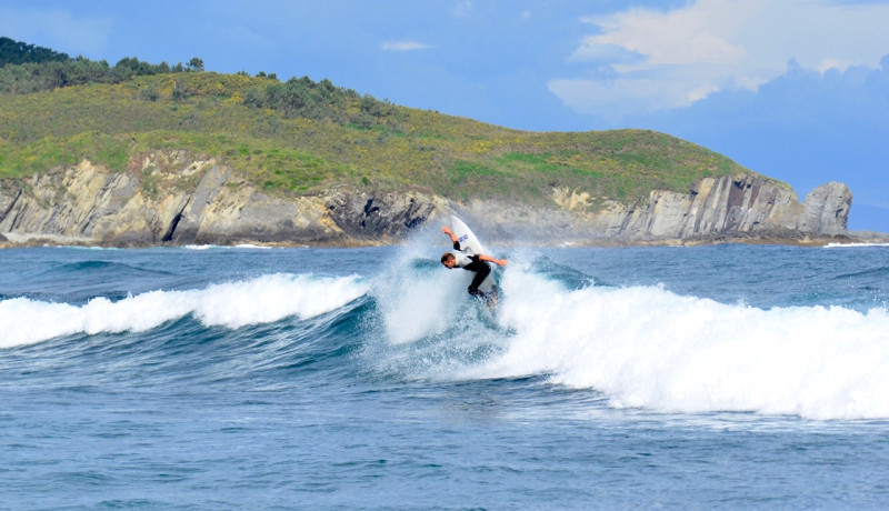 Experimenta o "Surf nas Astúrias".