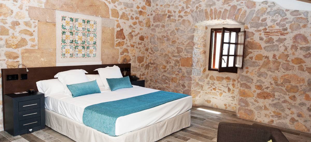 Hotel El Molí de L´Escala cama