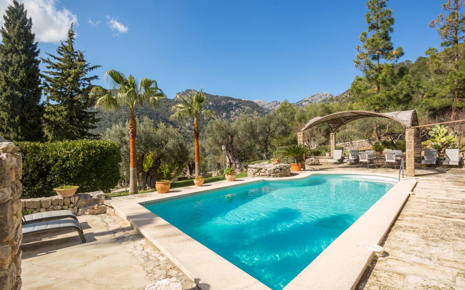 <strong>Finca Hotel Es Castell</strong> piscina