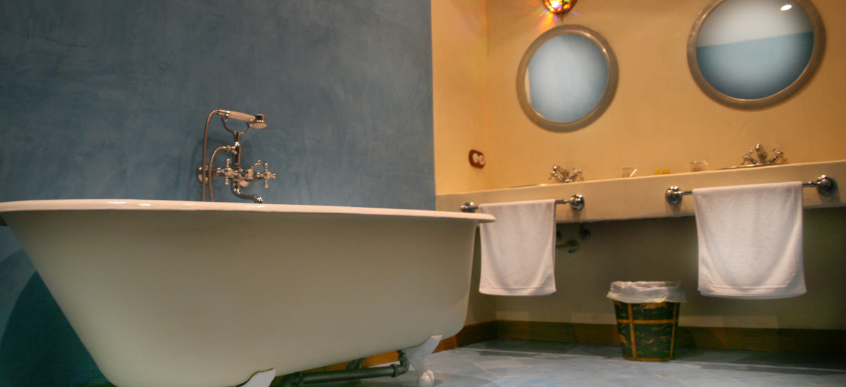 Rusticae Sevilla Hotel Alcoba del Rey romantic bathroom