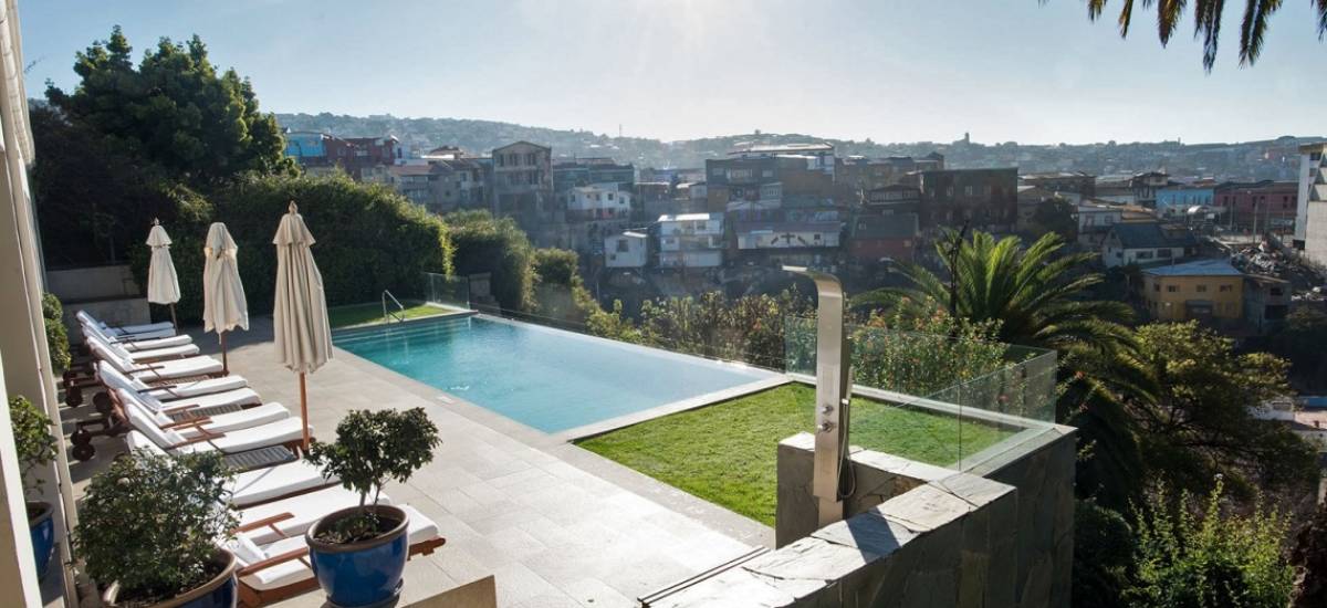 Hotel Casa Higueras Valparaíso Chile pool in garden