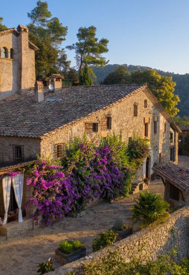 Masía Can Pou en Girona Casa Rural de piedra jardin