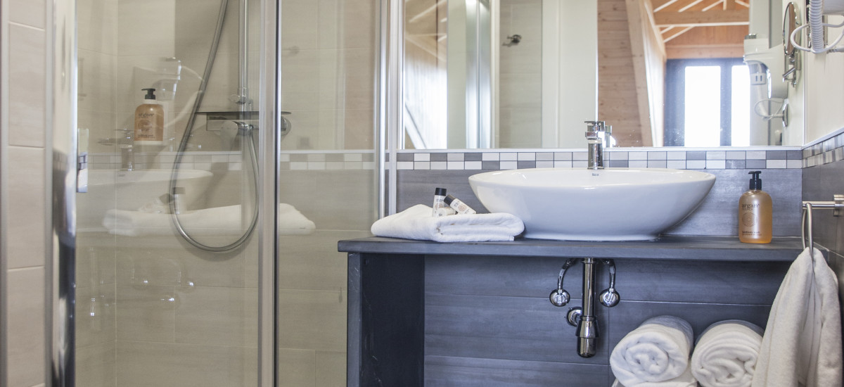 Hotel The Rock Suites & Spa interior baño