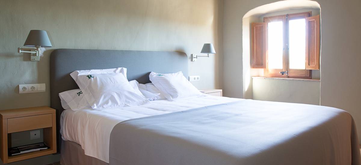 Rusticae con encanto Hotel Rectoría de Girona Gerona habitacion