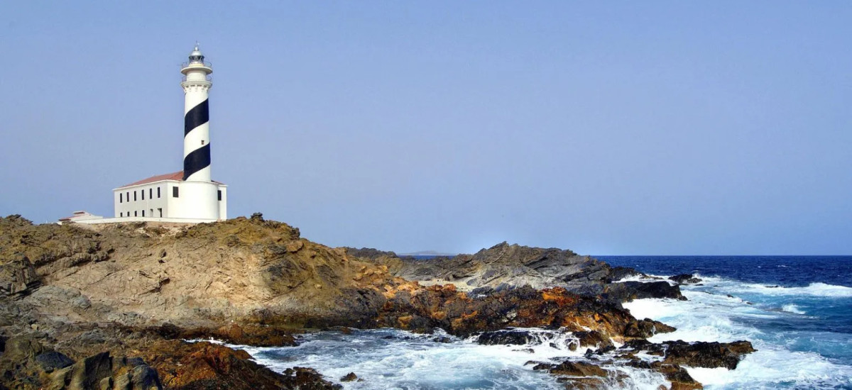 Donde nace el sol: un recorrido por los faros del este de Menorca