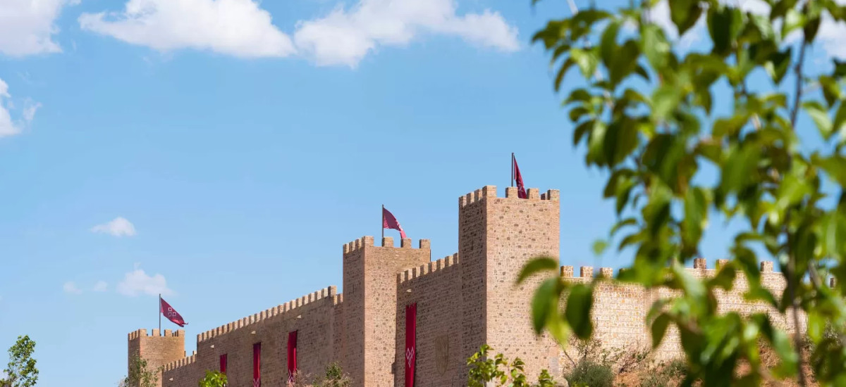 Descubre la magia de Puy du Fou España junto a dos encantadores alojamientos Rusticae