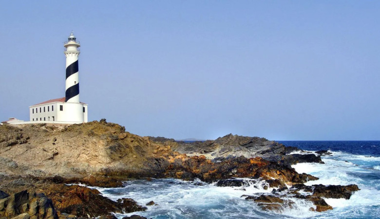 Donde nace el sol: un recorrido por los faros del este de Menorca