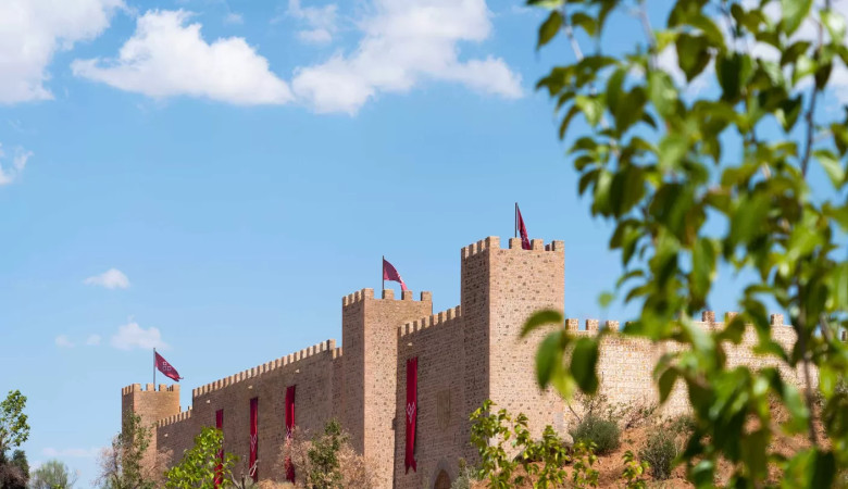 Descubre la magia de Puy du Fou España junto a dos encantadores alojamientos Rusticae