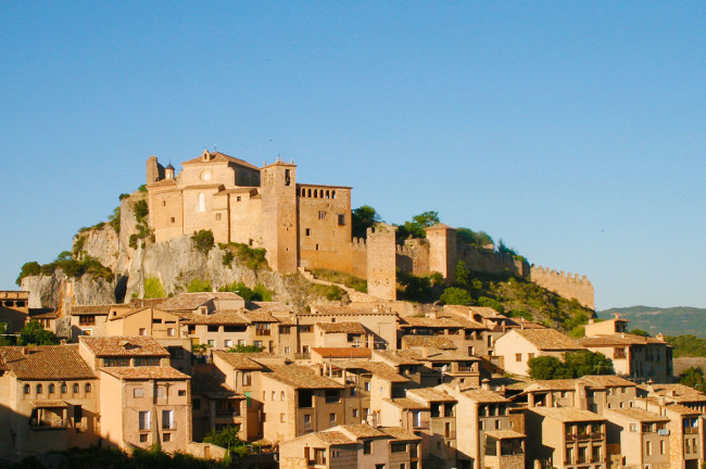 Día 3. Visita al PN de la Sierra y Cañones de Guara: Villa de Alquézar. Ruta al puente de Villacantal y el cañón Vero, visita a la Colegiata de Alquézar + almuerzo en rte. Casa Pardina + visita Bodega Enate + cena y alojamiento en Acebo Casa Muria.