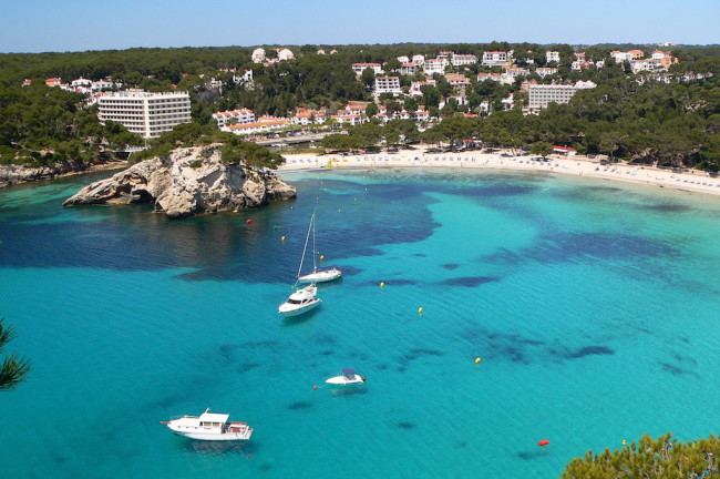 Playas y Calas que ver en Menorca Cala yates aguas cristalinas