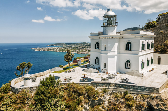 Faro Punta Imperatore en Ischia, Italia