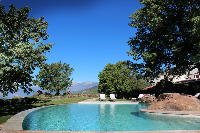 Hotel Nabia, una piscina sobre un mar de nubes