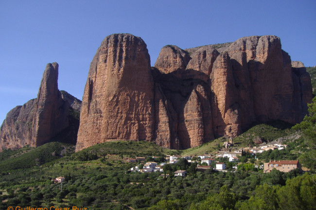 Día 7. Visita al Monumento Natural Mallos de Riglos + almuerzo - picnic + visita al Monasterio San Juan de La Peña + cena en el Restaurante Biarritz + alojamiento en Hotel Barosse.