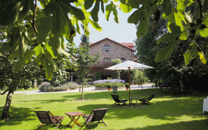 Rusticae Jardin de Carrejo hotel  con jardín en Cantabria