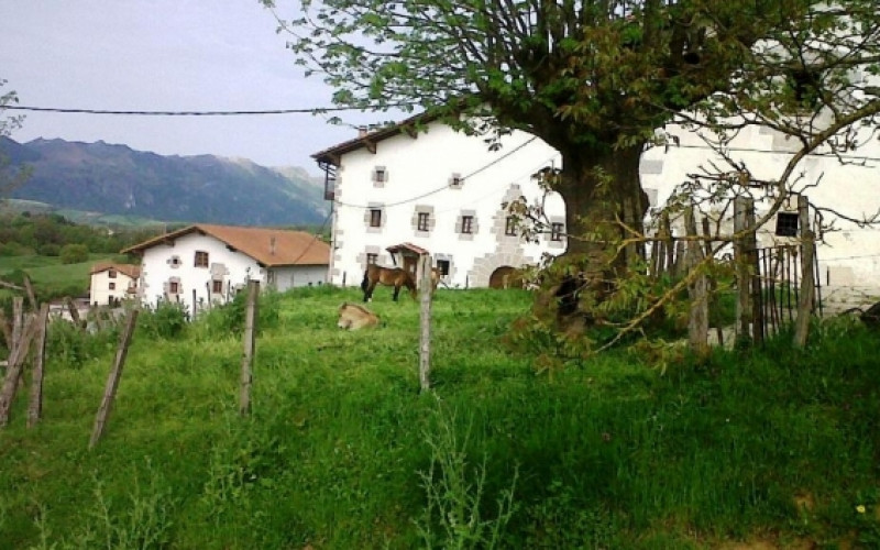 Ländliche Kurzurlaube in Navarra Casa Rural Azpikoetxea Jardin