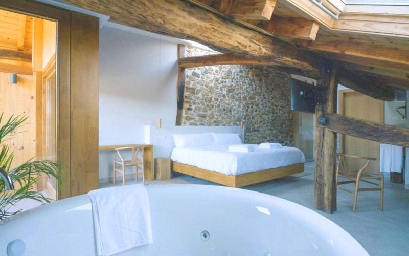 Luxury hotel in Spain with Jacuzzi in room Nafarrola Luxury