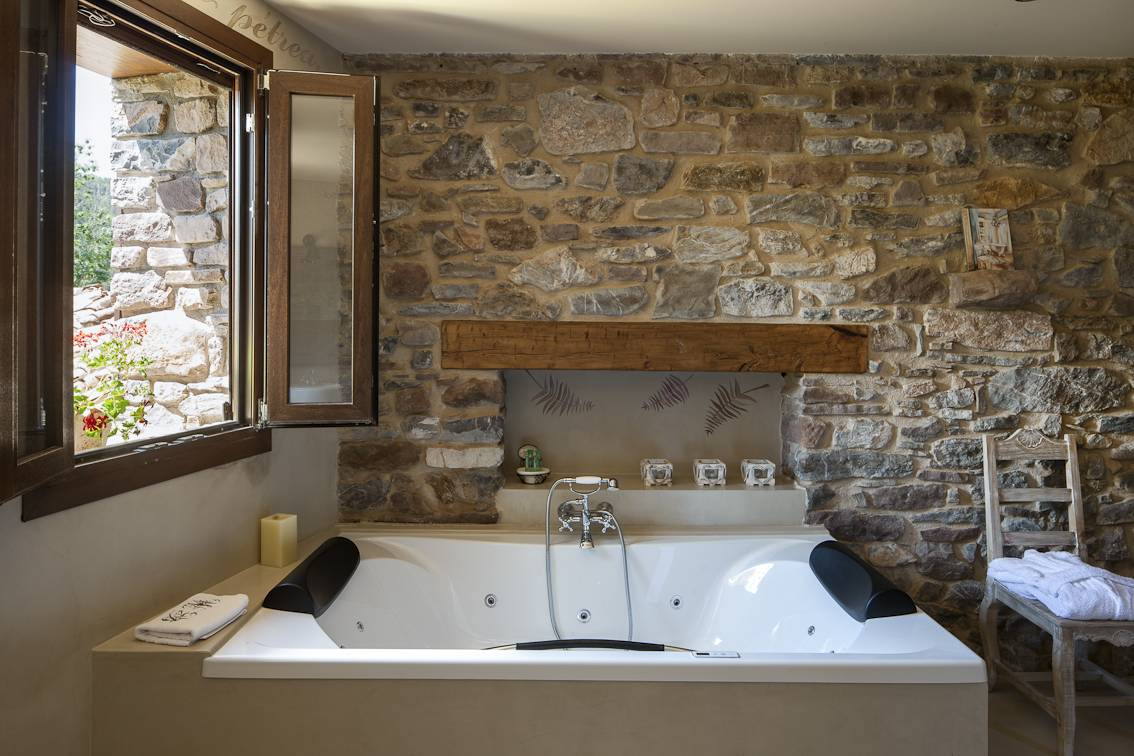 <strong>Rural Hotel in Huesca Acebo de Casa Muria Jacuzzi</strong>