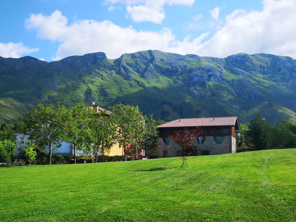 <strong>Hoteles en Picos de Europa con encanto y apartamentos en Picos de Europa La Santilar</strong>